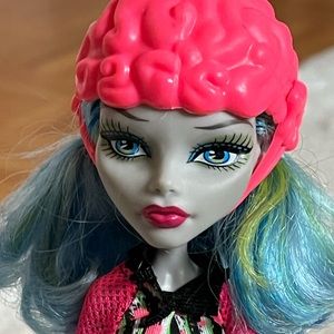 MONSTER HIGH GHOULIA YELPS SKULLTIMATE ROLLERMAZE DOLL